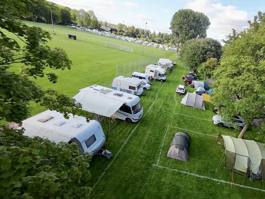 Husbilar och tält på plats